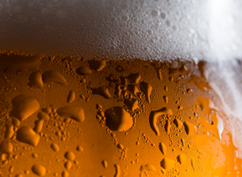 Zangeres Sophie Straat bekogeld met bier tijdens show in Rotterdam