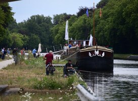 Varend kunstproject Dat Wat Blijft komt aan wal in Den Bosch