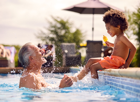 Dit zijn de twaalf leukste buitenzwembaden voor een warme dag in Nederland!