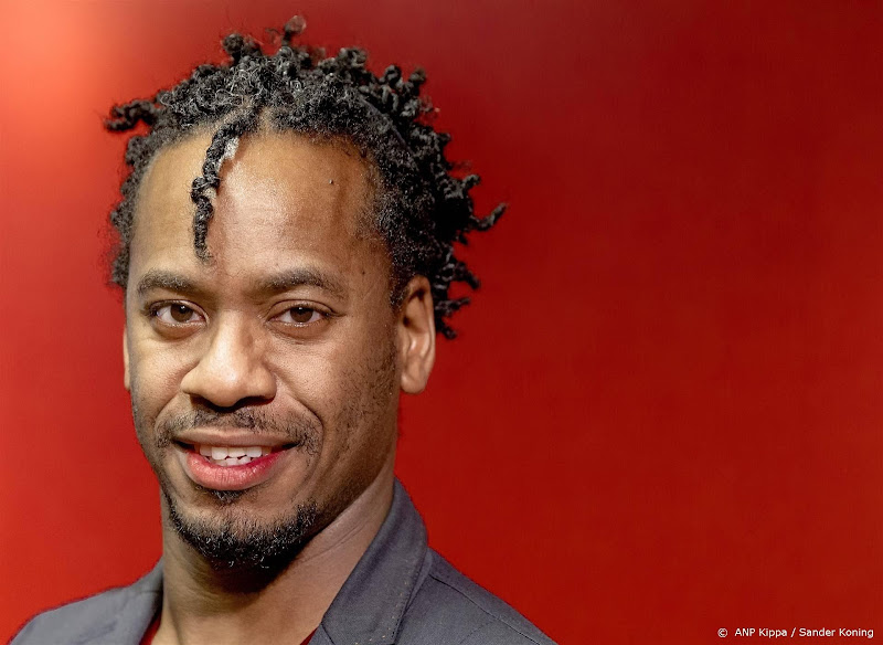 Rogier Komproe speelt spin Anansi in nieuwe kindertheatervoorstelling