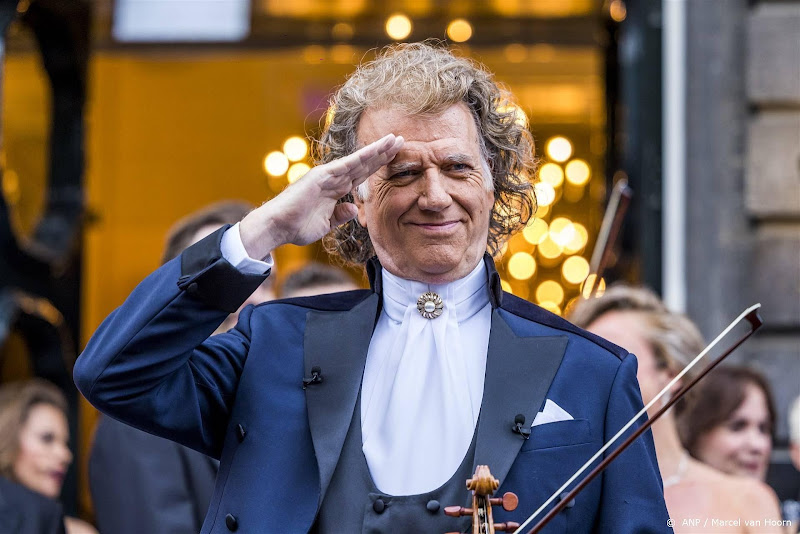 andre rieu met viool en geeft salut