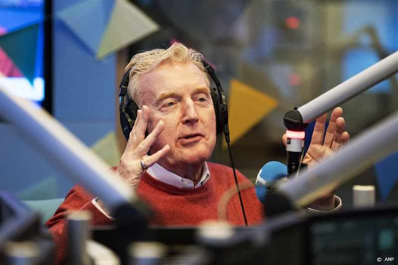 André van Duin geeft startschot lhbti-zwemwedstrijd