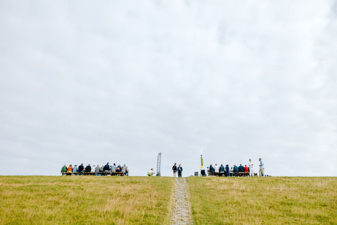 Meer dan 600 mensen ontbijten op dijken aan de Waddenkust / Foto: Marleen Annema