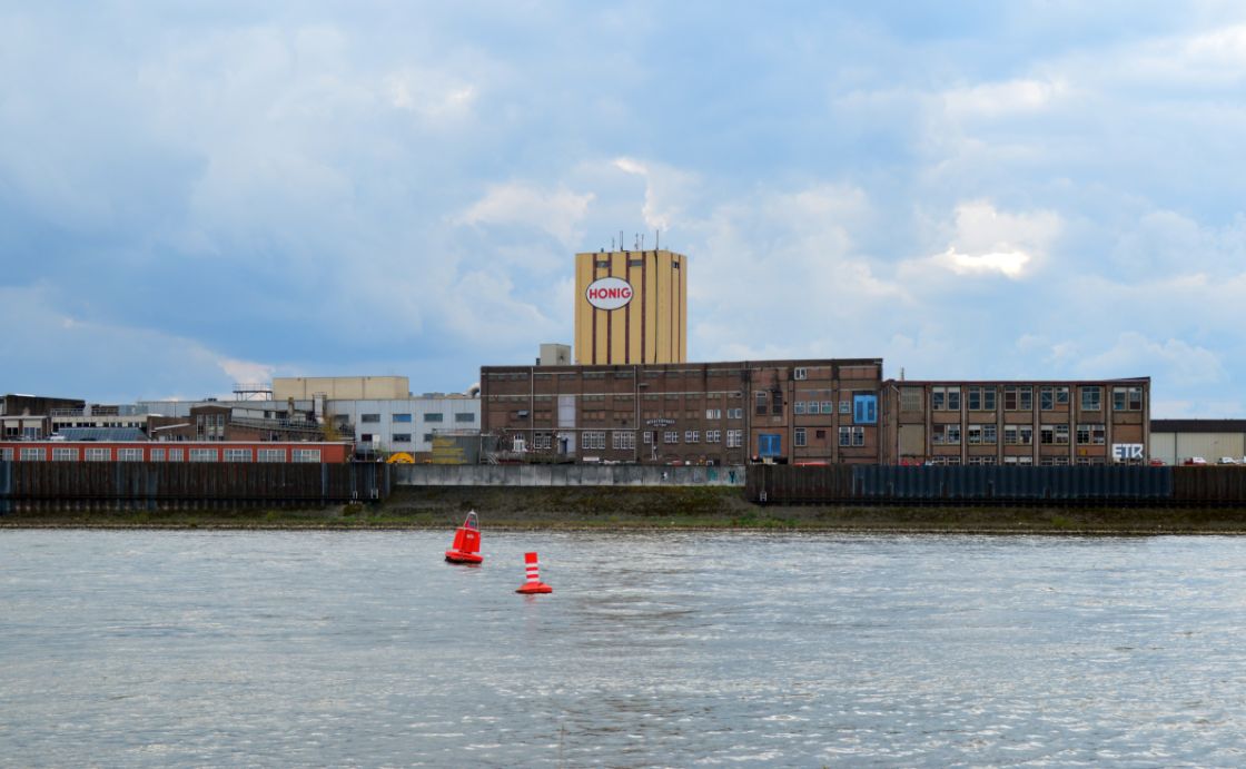 Cultuur en horeca komen samen in de oude delen van de Honigfabriek in Nijmegen / Foto: "Het Honigcomplex Nijmegen Oscar Leeuw 1926 Art Deco Waal zicht" door Roger Veringmeier