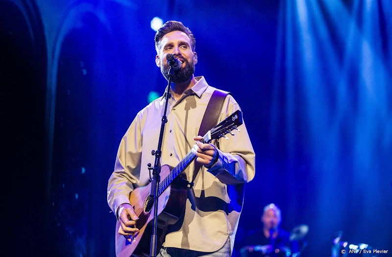 Nick Schilder ging dagje aan de slag als straatmuzikant in Amsterdam