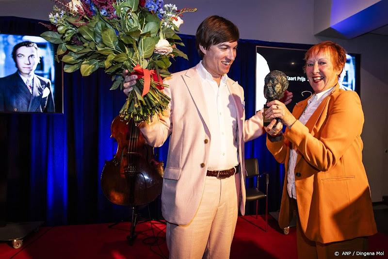 Steef de Jong ontvangt Johan Kaart Prijs van Loes Luca