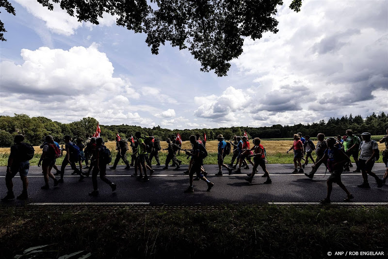 Deelnemers Vierdaagse lopen vandaag over pontonbrug over Maas naar intocht Nijmegen
