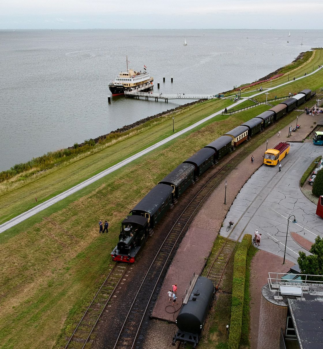 Ereplaats in Hoorn voor oudste stoomtram van Nederland / Foto: "Museumstoomtram Hoorn Medemblik and Friesland ship in Medemblik" door Tedder