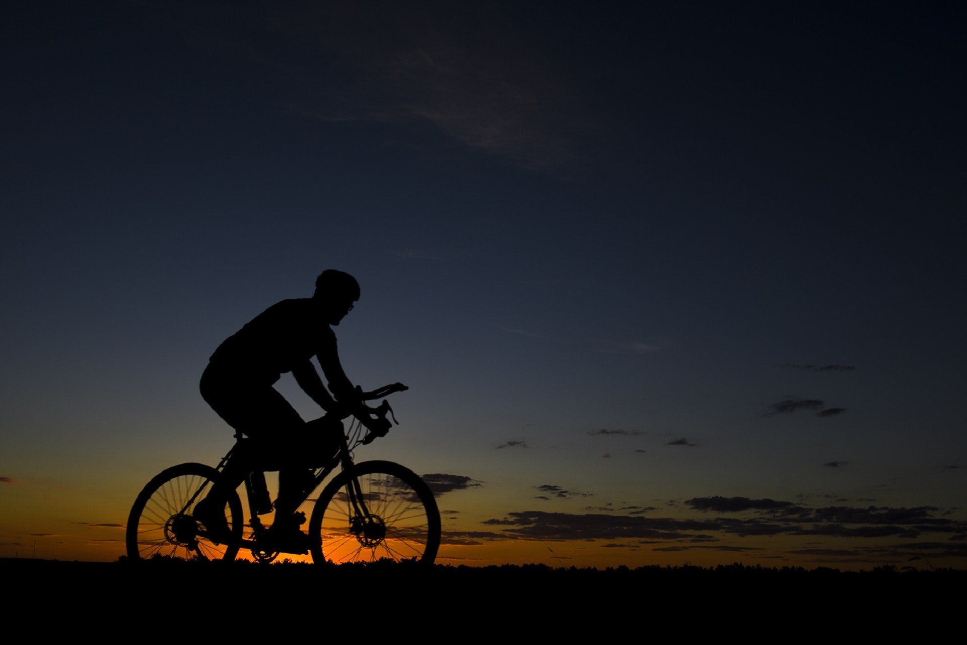 Mountainbiker met zonsondergang
