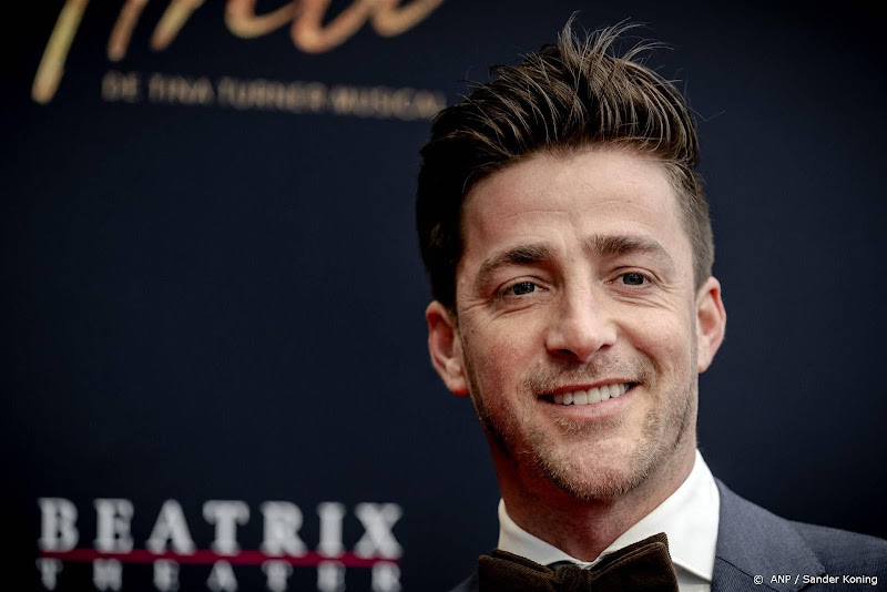 Hugo Kennis en Loiza Lamers dansen met kandidaten B&B Vol Liefde