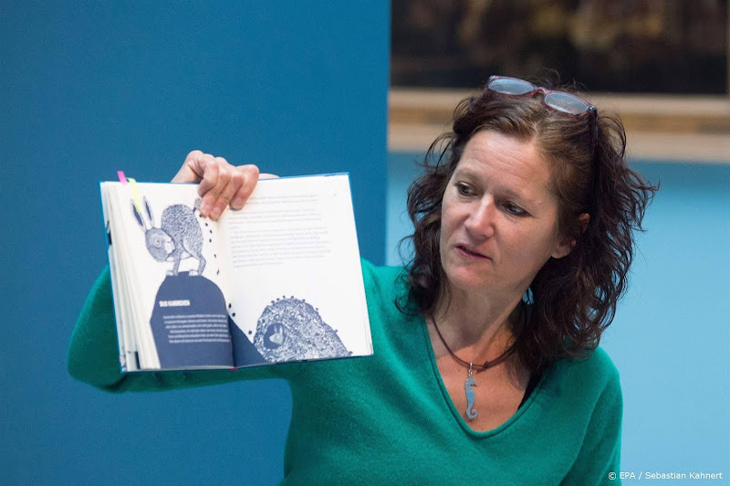 Boeken schrijver Bibi Dumon Tak vliegen over de toonbank na Zomergasten