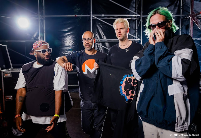 Bandleden De Jeugd van Tegenwoordig achter de schermen