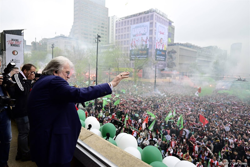 Zanger Lee Towers op balkon