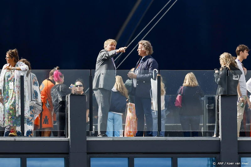 Koning Willem Alexander praat met Andre Rieu tijdens GP Zandvoort