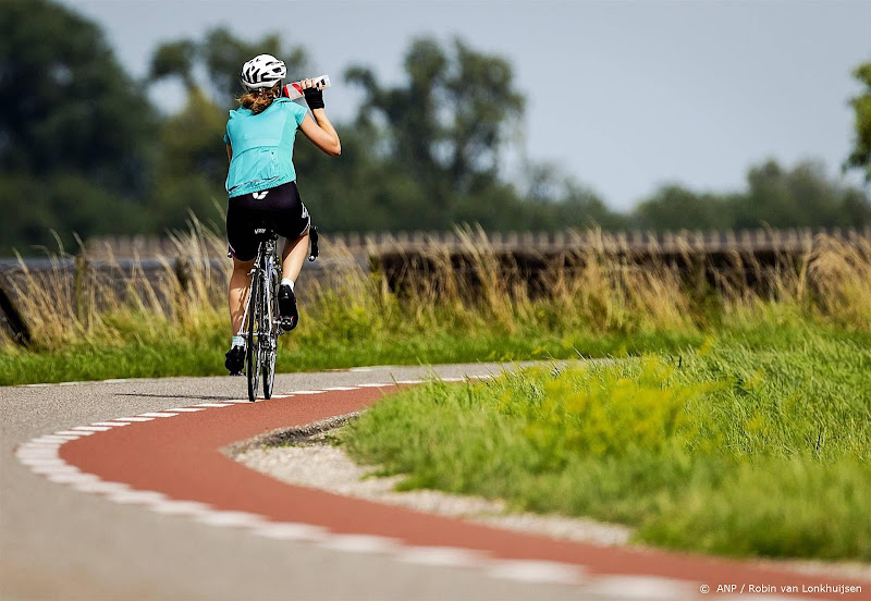Fietspad met wielrenner in Nederland