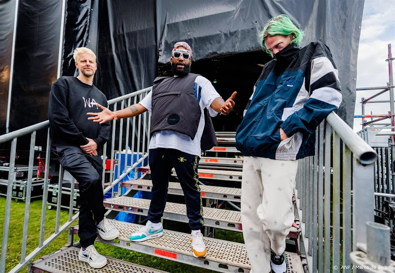 Jeugd van Tegenwoordig bandleden bij festival backstage
