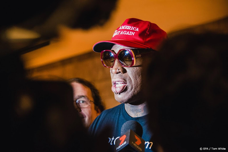 Dennis Rodman met zonnebril en pet op