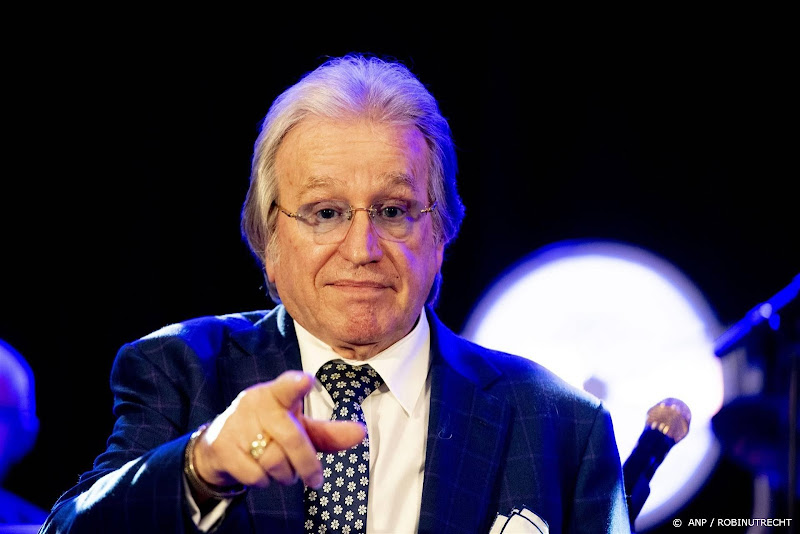 Lee Towers treedt ondanks gebroken hand gewoon op