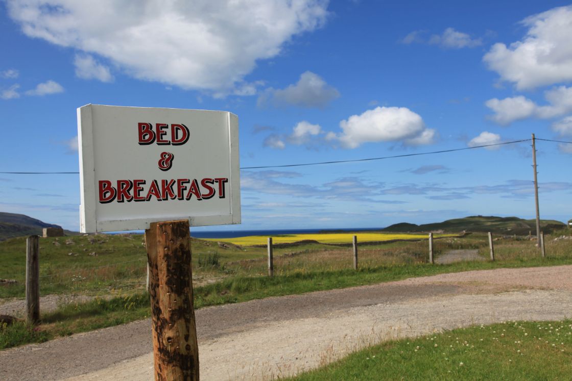 Olof uit B&B Vol Liefde krijgt veel fanmail binnen: ‘Heb eigenlijk secretaresse nodig’ / Foto: "B&B sign" door Rogier Chang