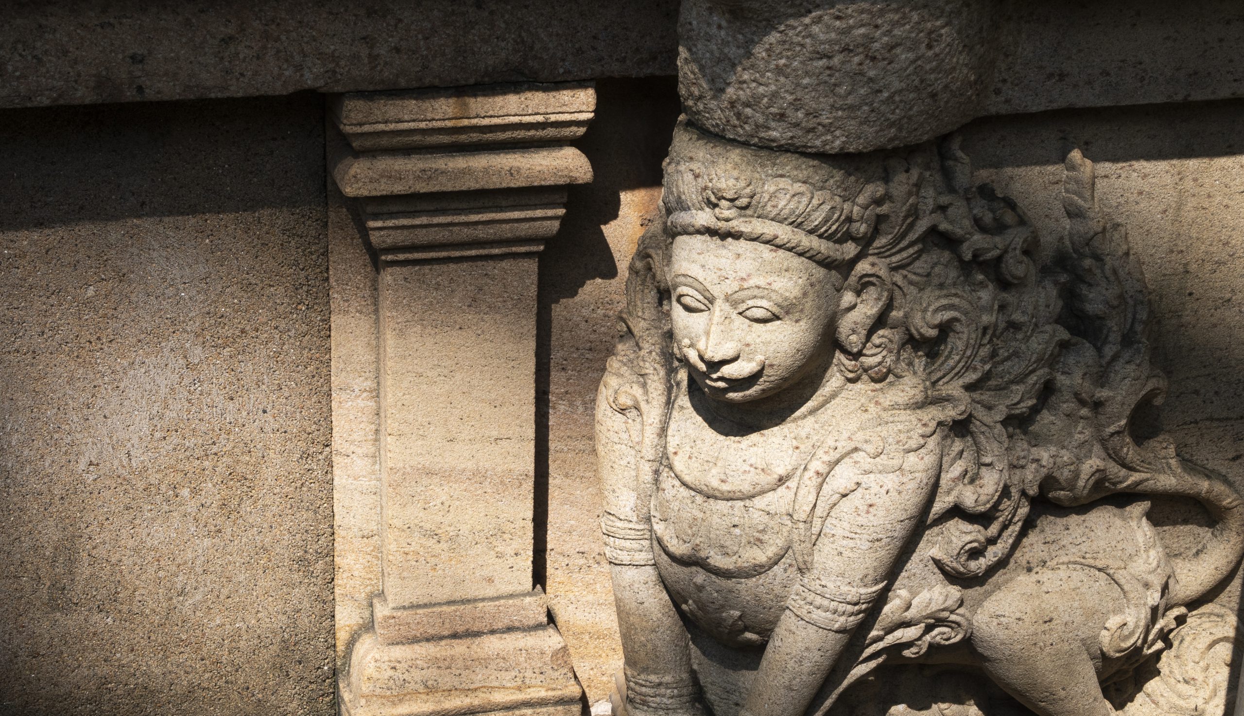 Staatssecretaris Uslu ondertekent overhandiging koloniale kunst in Sri Lanka