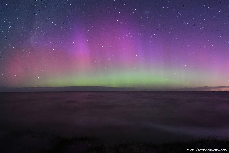 Noorderlicht kleurt Nederlandse hemel