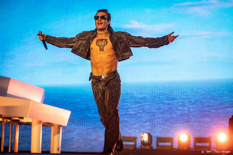 Karel Gerlach en Qucee in jury van fietsrace op water in Den Haag