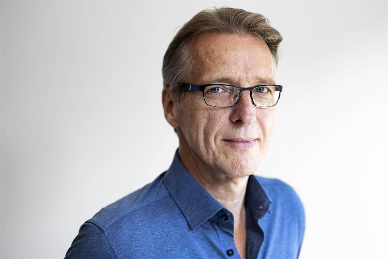 Kunstdetective Arthur Brand krijgt uit Medemblik gestolen schilderijen bezorgd