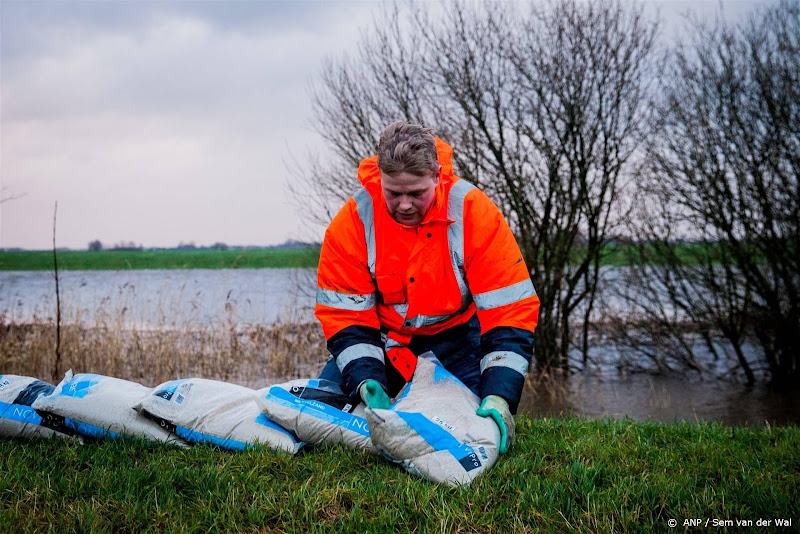 Dijk bij Kampen weg om overstromingen te voorkomen