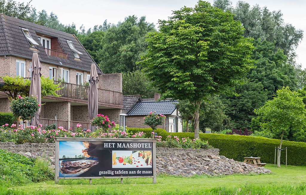 Nederlands en Belgisch Limburg richten zich samen op Duitse toeristen / Foto: "Het Maashotel in Broekhuizen (Horst aan de Maas) in provincie Limburg in Nederland " door Dominicus Johannes Bergsma