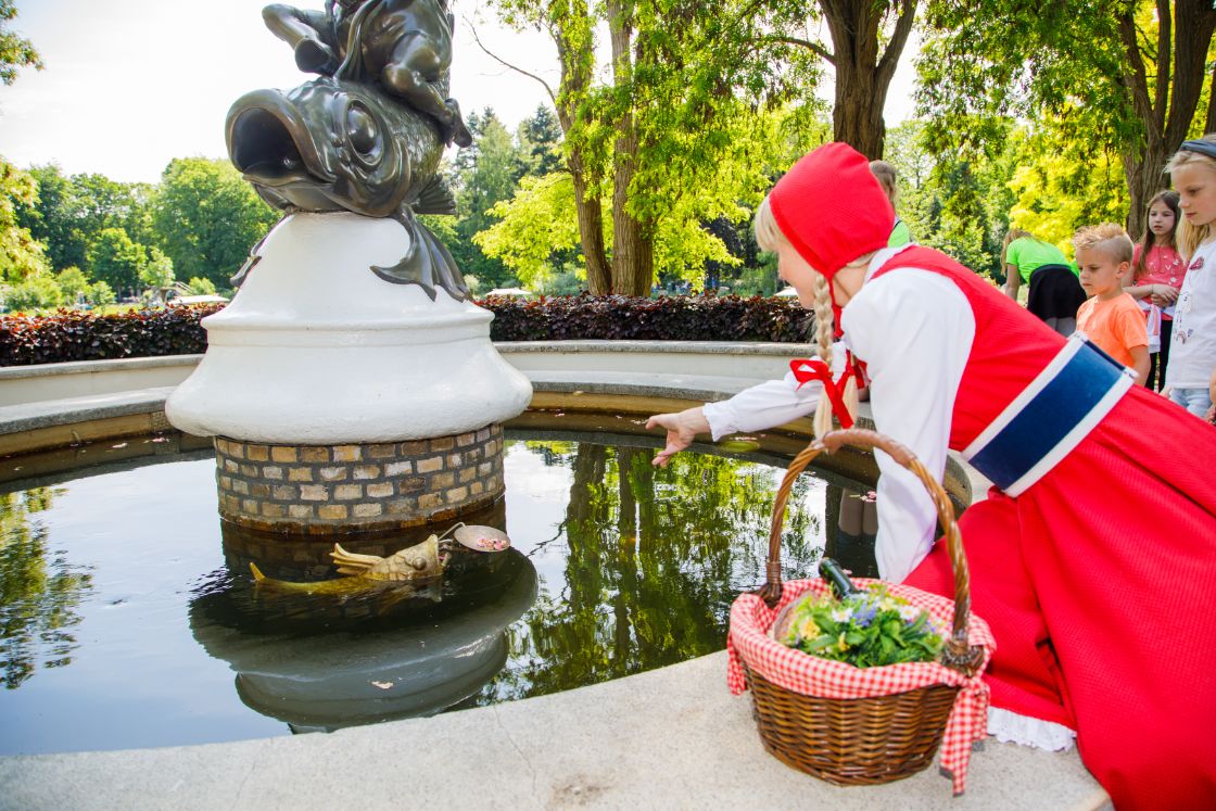 Steeds vaker vissen mensen naar muntjes in de wensbronnen in de Efteling / Foto: Efteling