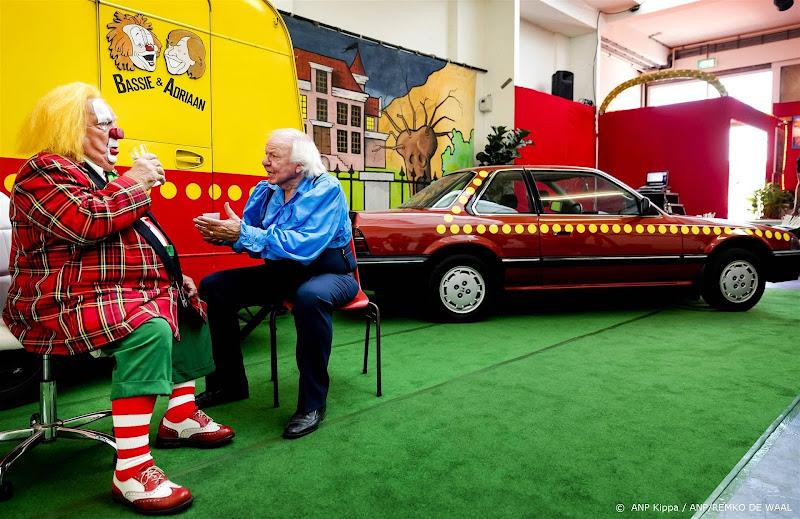 Bassie en Adriaan bij caravan en auto