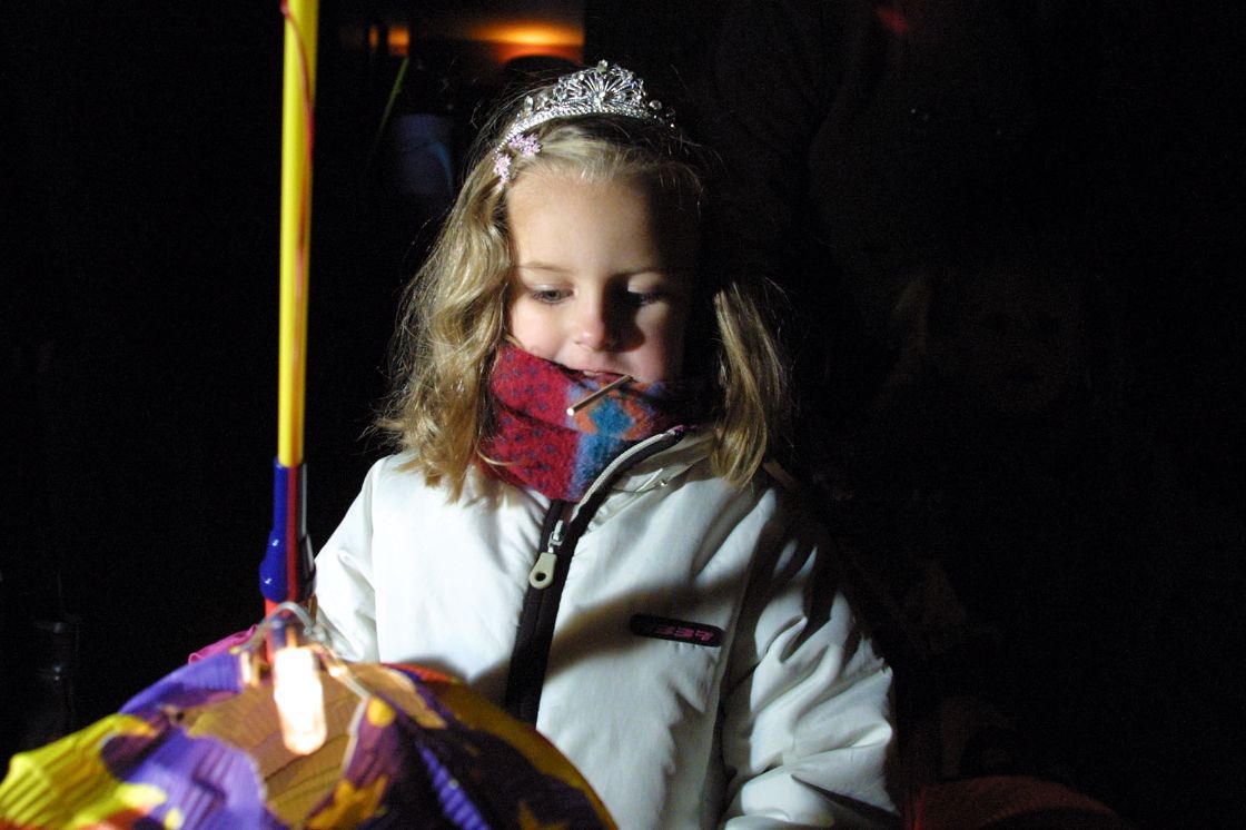 Mogelijk regenkleding nodig tijdens het lampionnetje lopen / Foto: "Sint maarten" door Jolante
