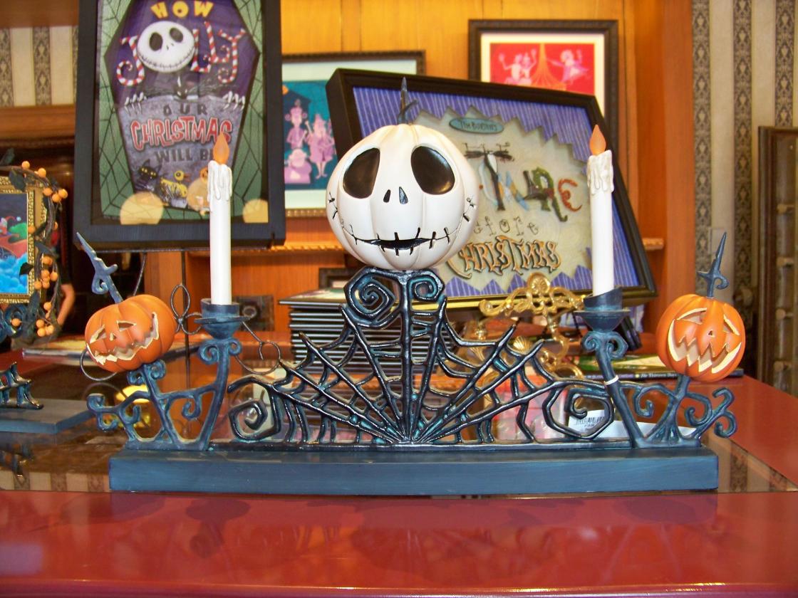 De eerste Disney Markt van Noord-Nederland komt naar Meppel / Foto: "Nightmare Before Christmas Merchandise at the Disney Gallery" door Loren Javier