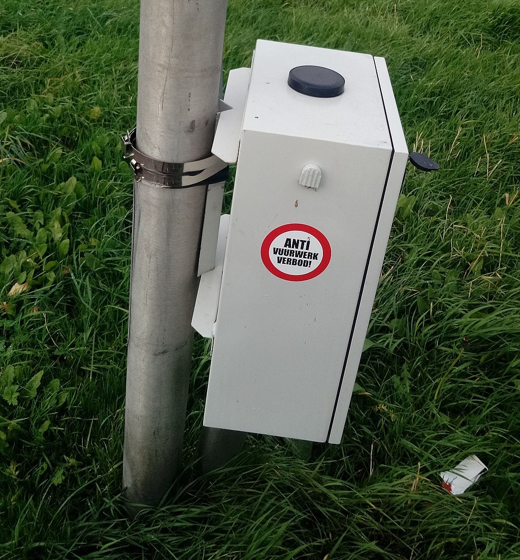 Meer gemeenten stellen dit jaar een vuurwerkverbod in / Foto: "Stickers placed on a public solar panel protesting the government ban on fireworks, that is located in the Haaglander village of Delfgauw, Pijnacker-Nootdorp." door Donald Trung Quoc Don