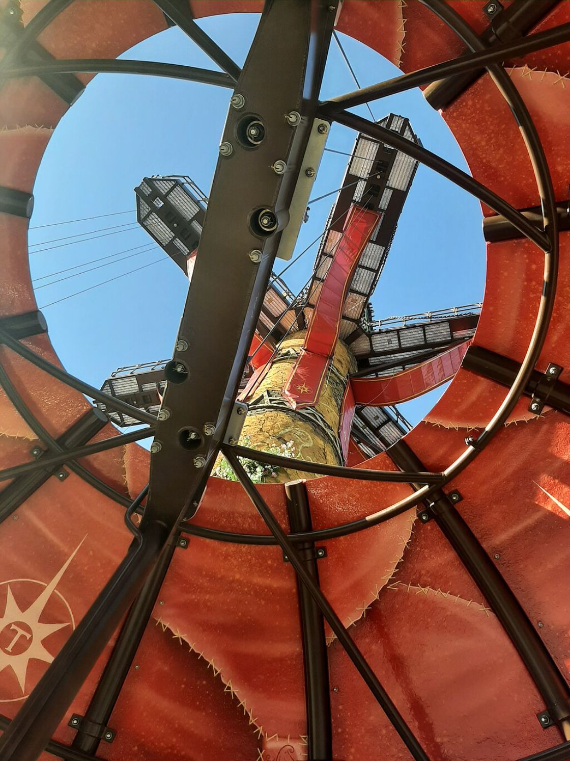 Dragonwatch in Toverland nog steeds buiten gebruik, heropening niet bekend / Foto: "Toverland Dragonwatch 10" door 	Mw007