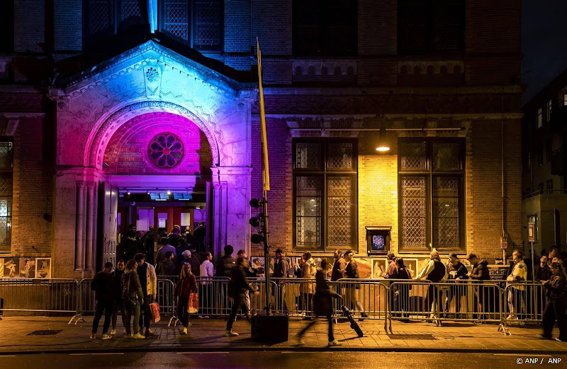 Ingang paradiso met mensen in rij