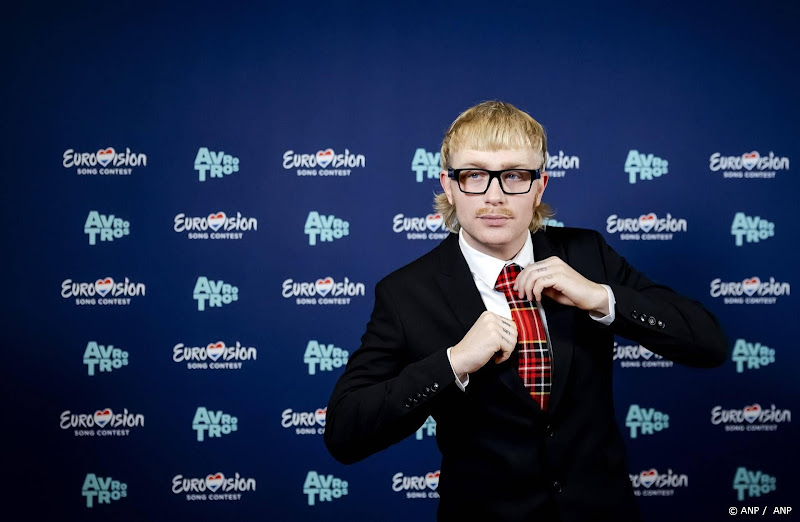 Joost Klein spreekt wees- en pleegkinderen moed toe