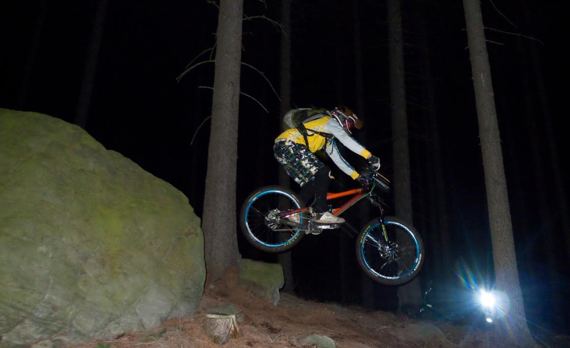 Natuurbeheerders niet blij met nachtelijke mountainbikers / Foto: "Holy Trail II Drop" door Hagbard_