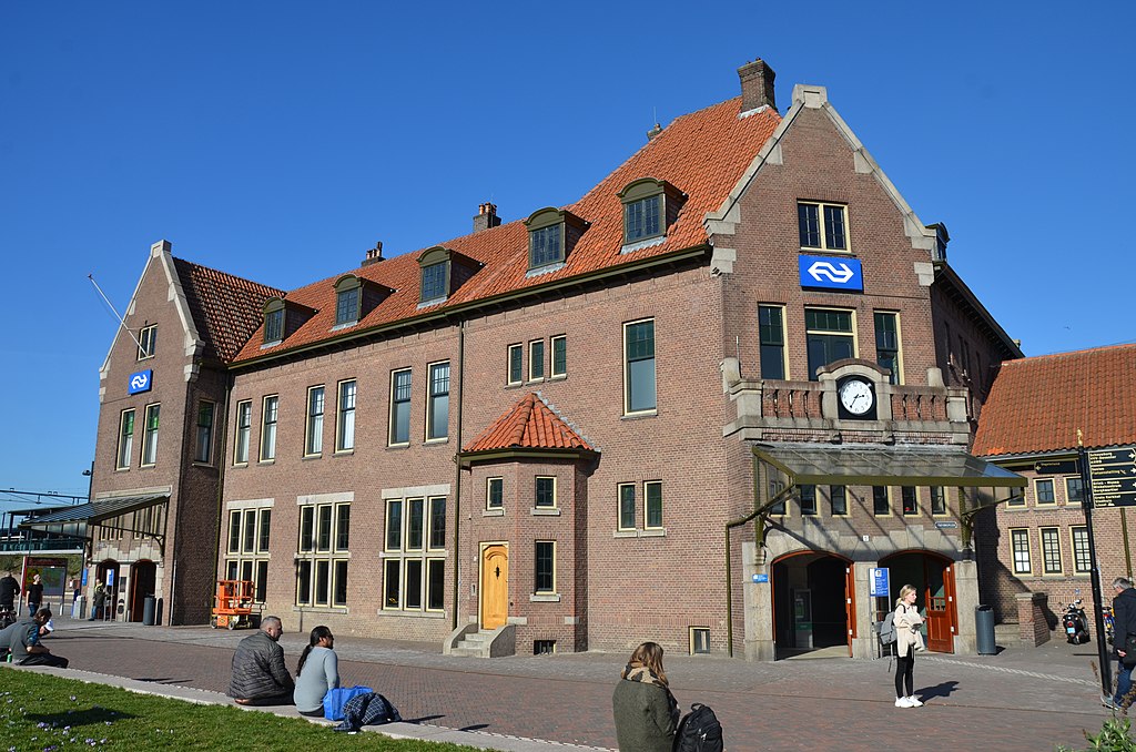 Voor een habbekrats reis je straks met de trein van Nederland naar Berlijn / Foto: "Deventer train station 2019" door Steven Lek