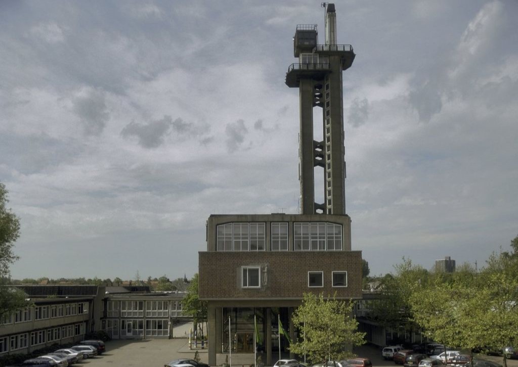 Om oude PTT-toren in Leidschendam te veranderen in attractie halen bewoners zes ton op / Foto: "Overzicht van het laboratorium met toren - Leidschendam" door Thea van den Heuvel