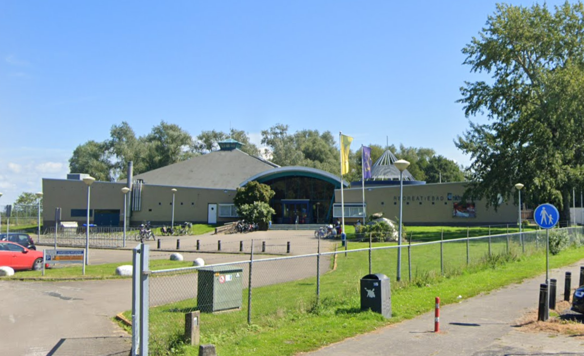 Europarcs koopt zwembad Enkhuizen en verduurzaamt het voor 3,7 miljoen / Foto: Google Maps https://maps.app.goo.gl/WHZd62xWjUQUe1oN6