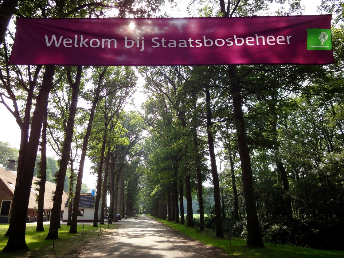 ‘Door geldgebrek bij Staatsbosbeheer staat recreatie in natuur onder druk’ / Foto: "Welkom bij Staatsbosbeheer" door E. Dronkert