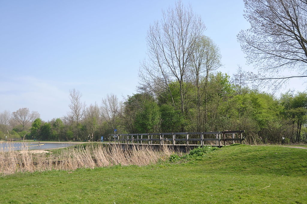‘Grondwallen bij vakantiepark Vlietland ten koste van 1750 bomen’ / Foto: "Brug over de Vinkesloot in het Palingpad in Recreatiegebied Vlietland" door S.J. de Waard
