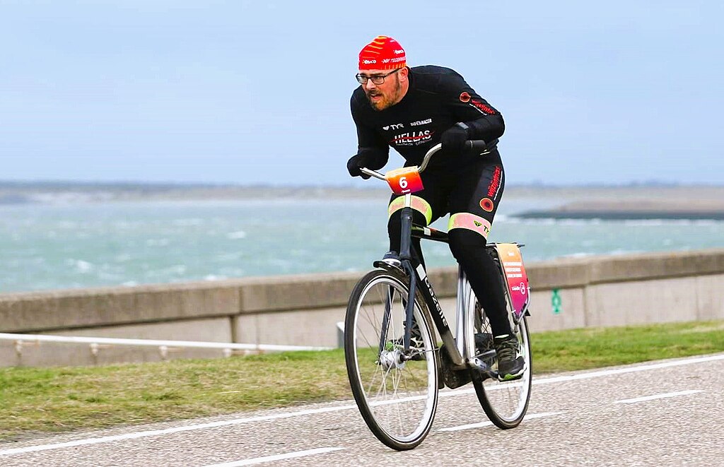 Nog heel even geduld voor volgende editie NK Tegenwindfietsen / Foto: "Het NK tegenwindfietsen is een jaarlijkse wedstrijd die verreden wordt op de Oosterscheldekering bij windkracht 7 of hoger. De foto beschrijft een deelnemers aan het NK tegenwindfietsen in 2020." door MPhernambucq