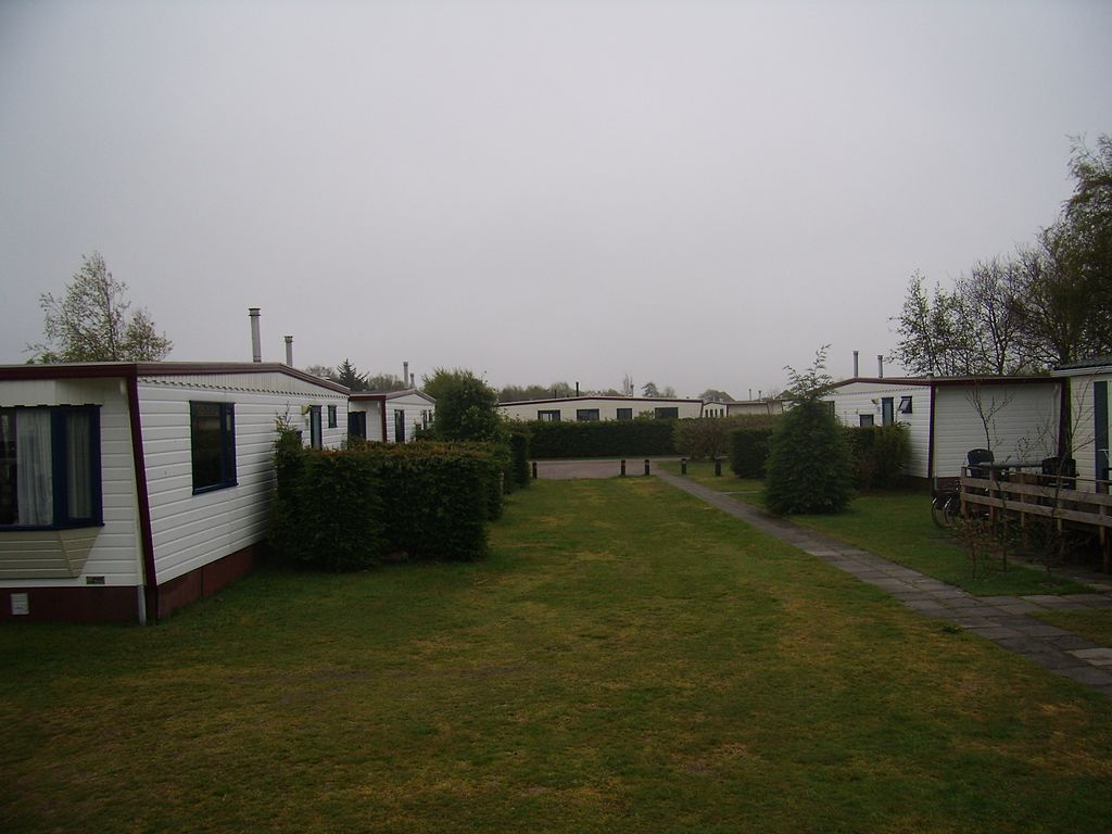 ‘Op Oost-Nederlandse vakantieparken wordt voor miljoenen witgewassen’ / Foto: "Stacaravans op vakantiecentrum Dennenoord" door Yooga