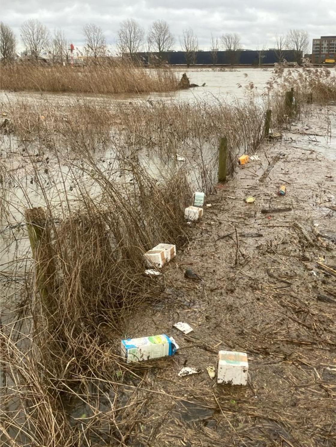 ‘Door hoogwater komt plasticsoep in Nederlandse rivieren weer naar boven’
