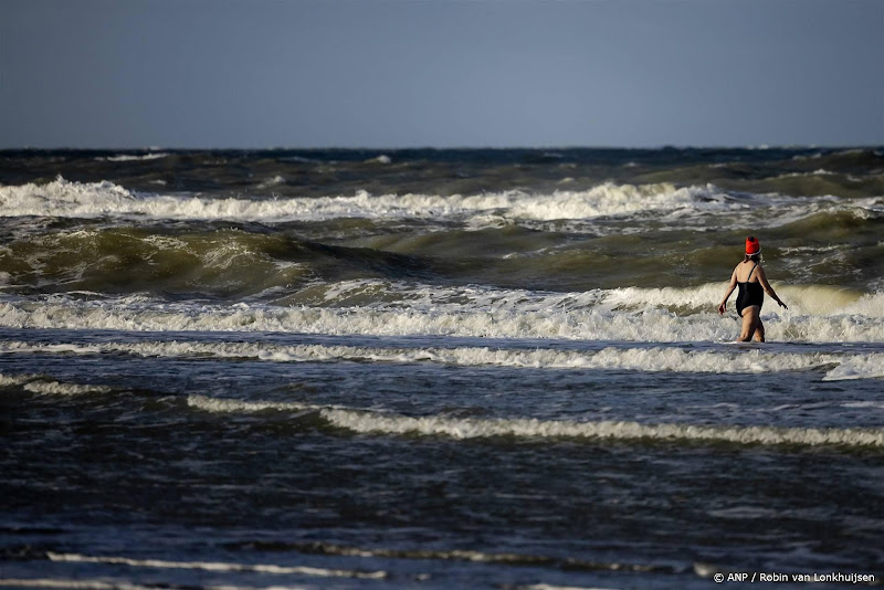 Geen negatief zwemadvies of zwemverbod langs kust om PFAS in zeeschuim