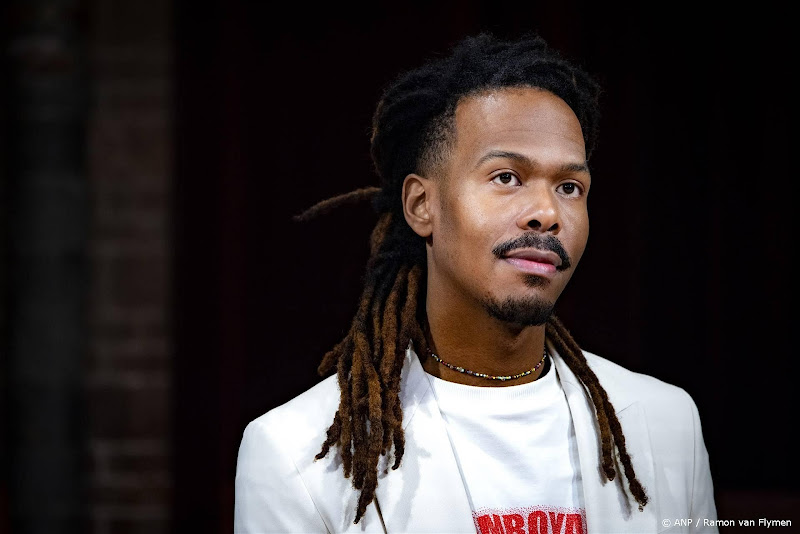 Jeangu Macrooy geeft klein akoestisch concert in Amsterdams Concertgebouw