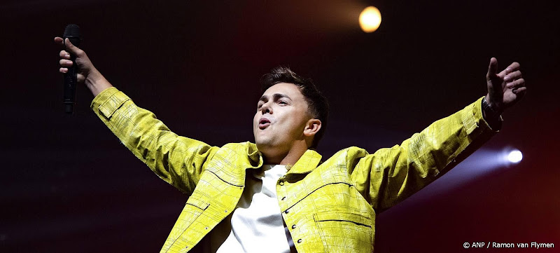 FLEMMING krijgt eerste diamanten plaat in Nederland