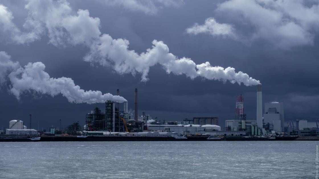 Natuurorganisaties willen geen uitstel meer van natuurcompensatie Maasvlakte / Foto: "It's going to rain - Maasvlakte - Port of Rotterdam" door Frans Berkelaar